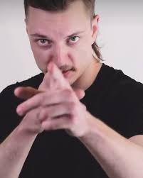 Szeretnél olyan frizurát, ami egész nap tart? A #DickJohnson Original Fibre  Wax-szal ez könnyedén lehetséges!🕺🏻, Tipp🤙🏼, Egyenletesen oszlass el  egy ujjnyi mennyiséget a termékből mindkét tenyeredben, ...