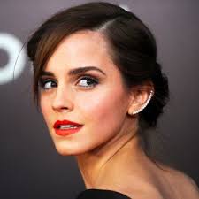 Chignon bas de côté sur pinterest coiffures de mariage. Emma Watson Chignon Bas Raie Sur Le Cote Chignon Bas Chignon Coiffure Mariee