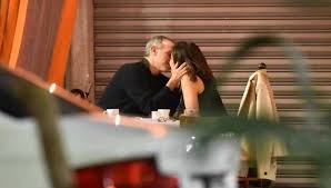 La prueba de antígenos dio resultado positivo y. Twitter Reacciona Con Memes Al Beso De Lopez Gatell A Su Novia