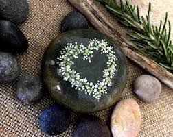 Pin By Ruth On Stenen In 2020 Rock Painting Designs Hand Painted Rocks Painted Hearts