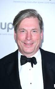 Dit is de vaste couturier van Queen Elizabeth: Stewart Parvin