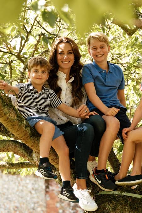 The Prince & Princess Of Wales Share A Charming New Family Portrait |  British Vogue