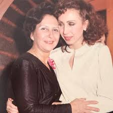 Juez ordena su detención y fiscalía ya tramita ficha roja la conductora de televisión se negó a internarse en un penal, luego de que se le vinculara a proceso por delitos. Laura Bozzo Shared Unpublished Photos Of Her Youth World Today News