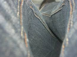 Appliquez cette pâte sur les résidus de graisse cuite et brûlée. Comment Enlever Des Taches De Graisse Sur Son Jean