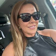 todos tenemos a una amiga que cada que salen, se enamora de 20 weyes