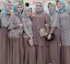 Demikian ulasan tentang model baju muslim brokat 2020 desain modern dan terbaru untuk wanita muslimah yang sedang trending tahun ini. 100 Inspirasi Model Baju Gamis Brokat Terbaru 2019 Kekinian Dan Modern Wikipie Co Id Casual Hijab Outfit Wanita Perlengkapan Hijab