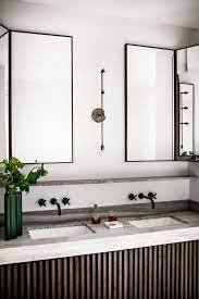 this striking parisian apartment had us at bonjour franzosisches badezimmer bad inspiration badezimmer innenausstattung