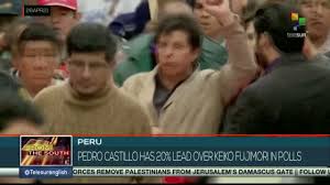 Peruanos simpatizantes del socialista pedro castillo trasladan un lápiz gigante, el símbolo de la propaganda del partido perú libre, el 4 de junio de 2021. Peru Pedro Castillo Has 20 Lead Over Keiko Fujimori In Polls Youtube
