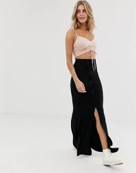 Avec ses imprimés à la mode, cette jupe longue est un basique incontournable. Asos Design Jupe Longue Fendue Et Boutonnee Sur Le Devant Asos