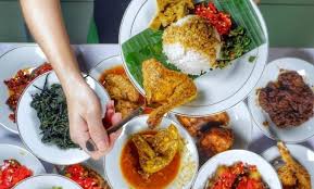 Nasi uduk tradisional kerap disajikan bersama timun, emping goreng, tahu goreng, irisan telur goreng, kering tempe, abon, bawang goreng, suwiran ayam nasi uduk asal betawi biasanya dikemas dalam rasa gurih dengan kombinasi aroma rempah. Macam Macam Wisata Kuliner Tradisional Khas Indonesia