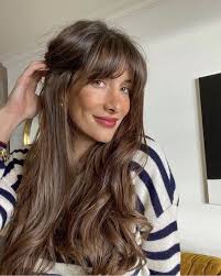 Più lunga e frastagliata, ideale per lunghi capelli lisci o . Capelli Lunghi Scalati Davanti Ideali Per Conferire Volume Archzine It