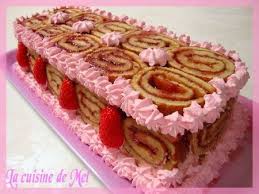 Biscuit Roule A La Fraise Garni D Une Mousse Aux Fruits Rouges En Forme De Terrine Recette Ptitchef Recette Biscuit Roule Tarte A La Fraise Mousse De Fruits Rouges