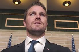 Arrow' Mentions Bruce Wayne: How Stephen Amell Made It Happen
