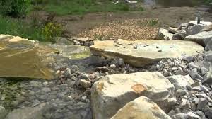 Im vergleich zu wasserfällen am teich sind wasserfälle als brunnen deutlich schneller und einfacher zu bauen. Wasserfall Selbst Bauen Am Schwimmteich Mit Naturstein
