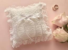 Ecco un portafedi unica che è perfetto per un matrimonio in stile fiabe moderne. Cuscino Portafedi All Uncinetto In Lino Bianco Etsy