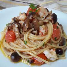 Buon Appetito Spaghetti Con Funghi Chiodini Gamberoni E Pomodorini Ricetta Happy Love Foodandwine F52grams Buzzfeast