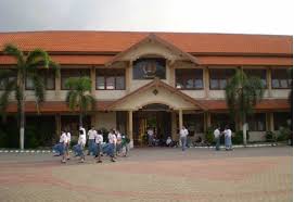 Smk katholik mater amabilis berdiri pada 7 februari 1953yang diresmikan oleh uskup surabaya mgr johanes kloostercm dan diprakarsai oleh rm hjg veelcm. 15 Sma Terbaik Di Jawa Timur Berdasarkan Nilai Utbk Referensi Sebelum Daftar