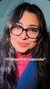 Si lo primero que sentiste fue “pánico”… no es falta de dinero. Es tu  verdad tocando la puerta. La mente sabe cuando llevas demasiado tiempo  sosteniendo una vida que ya te quedó
