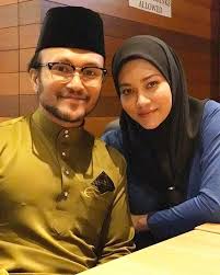 Pelakon sha dan shah kamal adli, syatilla melvin, shima anuar, azwan kombos, nina iskandar, aizat hassan, azhan rani, raja azmi, kartina aziz, siti mili supina, hanif safuan. Syatilla Melvin Jawab Isu Nama Anak Media Hiburan