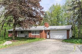A full pound with buffalo or brick sauce served with ranch, bleu cheese or sriracha ranch. Curb Appeal Red Brick Ranch