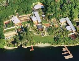 Homes Of Hollywood Celebrities Bill Gates Home In Medina Washiongton Celebrity Houses Celebrity Mansions Mansions