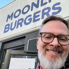 Last night… @moonlitburgers for a classic double dinner and then an  unexpected trip to @redsgoodnews for some #redsbadnewsdrinks with  @urfairywinemother 🤩