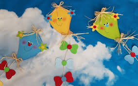 Halloween basteln fenster halloween deko selber machen selbstgemachtes apfel basteln kürbis basteln eulen für kinder fensterdeko selber machen. Kunterbunte Herbstdrachen Aus Dem Blog Der Buntpapierwelt De