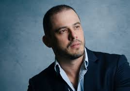 A história de Alex Sales, CEO da Alumbra, e seu projeto social que constrói  casas para quem precisa