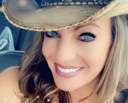 Lindsay Farley's Instagram, Twitter & Facebook