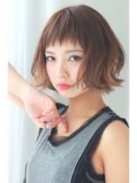 2021 01 03更新 人気の髪型を厳選ピックアップ ショートバングのヘアスタイル ヘアアレンジ一覧 最新のスタイルや髪色 顔型 年代など豊富な条件で探せるヘアカタログです なりたいイメージに合わせて最新トレンドや流行りのヘアスタイルをチェックしよう 13