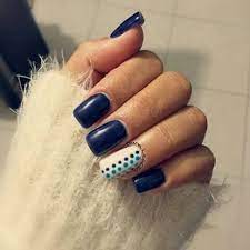 Obten este aspecto elegante pintando primero una base de color gris oscuro y luego añade algunas. Azul Marino Manicura De Unas Unas Azules Unas Azul Marino