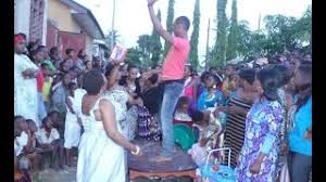 Kundi la kidumbaki kutoka zanzibar likitoa burudani katika sherehe za miaka 4 ya wakali dancers. Mzee Dunga Dunga Aharibu Shughuli