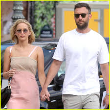 He has apparently been spotted at many big new york art happenings, and is incredibly passionate about his career. Is Jennifer Lawrence Engaged To Cooke Maroney Cooke Maroney Jennifer Lawrence Just Jared Jr