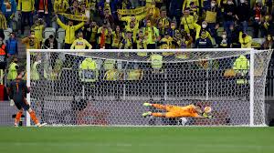 In the game, you take turns as a penalty kicker and as a goalkeeper. Manchester United Villarreal Penalty Shootout Europa League Final S Historic Pk Display By The Numbers Cbssports Com