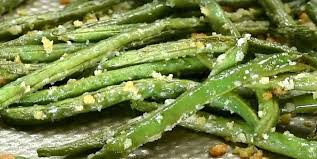 Haricots Verts Grilles Au Four En Ajoutant Ces 2 Ingredients On S Assure Que Tout Le Monde En Raffolera Recettes Ma Four Green Beans Vegetables Recipes
