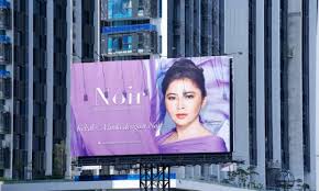 Beriku ini 5 iklan billboard yang paling imajimatif dan kreatif di dunia. Wajah Cantiknya Terpampang Di Billboard Jalan Duta Siapa Dia