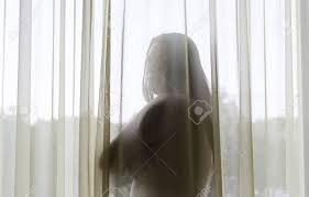 Jetzt auf quoka in regionalen kontaktanzeigen stöbern oder selbst eine anzeige schalten. Sexy Frau Hinter Einem Vorhang Detail Eines Sinnlichen Madchens Lizenzfreie Fotos Bilder Und Stock Fotografie Image 64172860