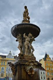 Toto velkolepé barokní dílo bylo vybudováno v letech 1721 až 1727. Samsonova Kasna V C Budejovicich Turistickamapa Cz