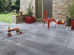 L'idée de créer un contre solivage sur le plancher existant permet de mettre en place une certaine épaisseur d'isolant entre les la finition se fait par l'application d'enduit de type sable et chaux, plâtre ou terre ou par la pose de faïence. Terrasse En Pierre Devant Maison Avec Parements Multicolores Au Mur Terrasse Terrasse Pierre Bleue Pierre Bleue