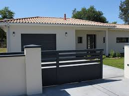 Une Villa Igc Aux Lignes Epurees Cloture Maison Construction Maison Entree Maison