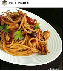 La zucca e i moscardini regalano alla ricetta una versione diversa dal solito. Spaghetti Con Moscardini Pomodorini E Olive Nere Di Cuciniamo Chefinprovacdm Carmen Recipefy
