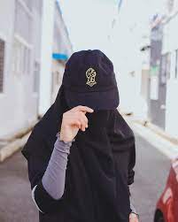 Setelah sampai di daerah pertokoan, ternyata bang agus menemui pria bertopi yang menolongku waktu itu. Pin Oleh Ayesha Tabassum Di Niqabi Hijab Chic Pakaian Hitam Pejuang Wanita