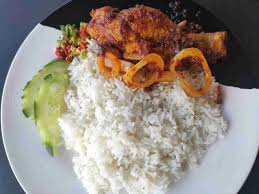 Tapi di kelantan, nasi berlauk seperti nak makan tengahari ni, merupakan perkara biasa dan kegemaran rakyat negeri the red warriors. Warongku Janji Suci Bersih Dan Halal Nasikerabupattani