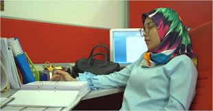 Telefilem nak jadi menantu ye full elfira loy zahiril adzim. 49 Biar Aku Jadi Penunggu Lirik Gif