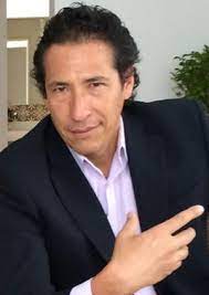 Race, politics, economic status, do not matter once they enter the house and interact with the families. Perfiles Elkin Diaz Proimagenes Colombia