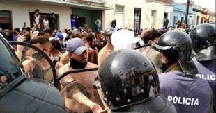 Agentes del régimen cubano se enfrentan a civiles en barrio de La Habana