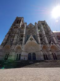 Un Roadtrip Nature Et Culture Dans Le Berry En 2020 Voyage En France Chateau De Valencay Cathedrale