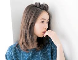 分け方を変えたり かきあげたり ピンでとめたり くるりんぱしたりするだけで 雰囲気をガラッと変えられるのが前髪 サロンにいかずとも気軽にイメチェンできるなんて 活用しない手はないですよね 特に 前髪を上げておでこを見せると いつもよりパッと明るい印象