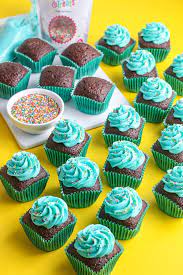 I just made this liner and in a new giant cupcake pan with candy melts and i cannot remove it from. How To Make Square Cupcakes With Round Cupcake Liners