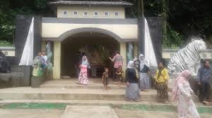 Biaya parkir kendaraan ragunan zoo: Berziarah Ke Makam Mbah Panjalu Ciamis Jawa Barat Santos Blog